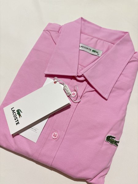 قميص لاكوست باللون الزهر